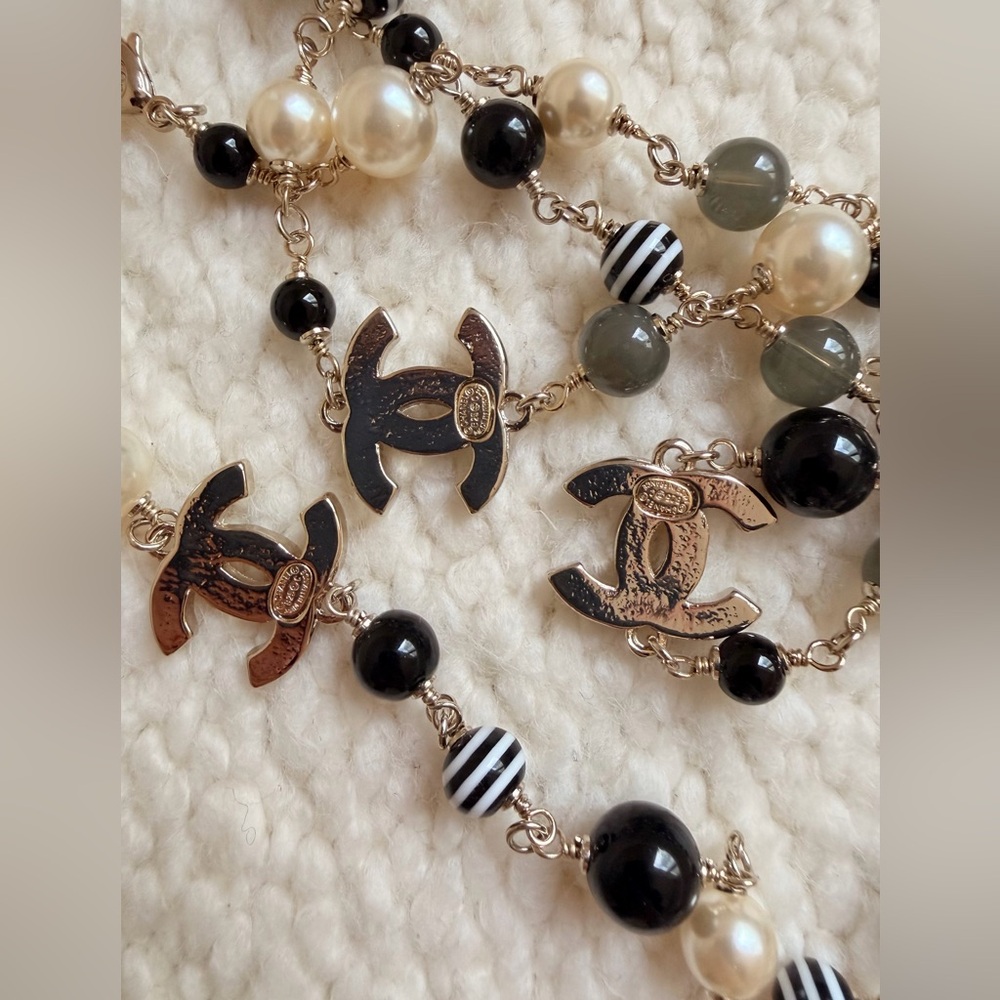 🤍Vintage Chanel Multicolor Beaded CC Necklace Pearls, Black & White Glass Beads🖤 - Picture 12 of 16